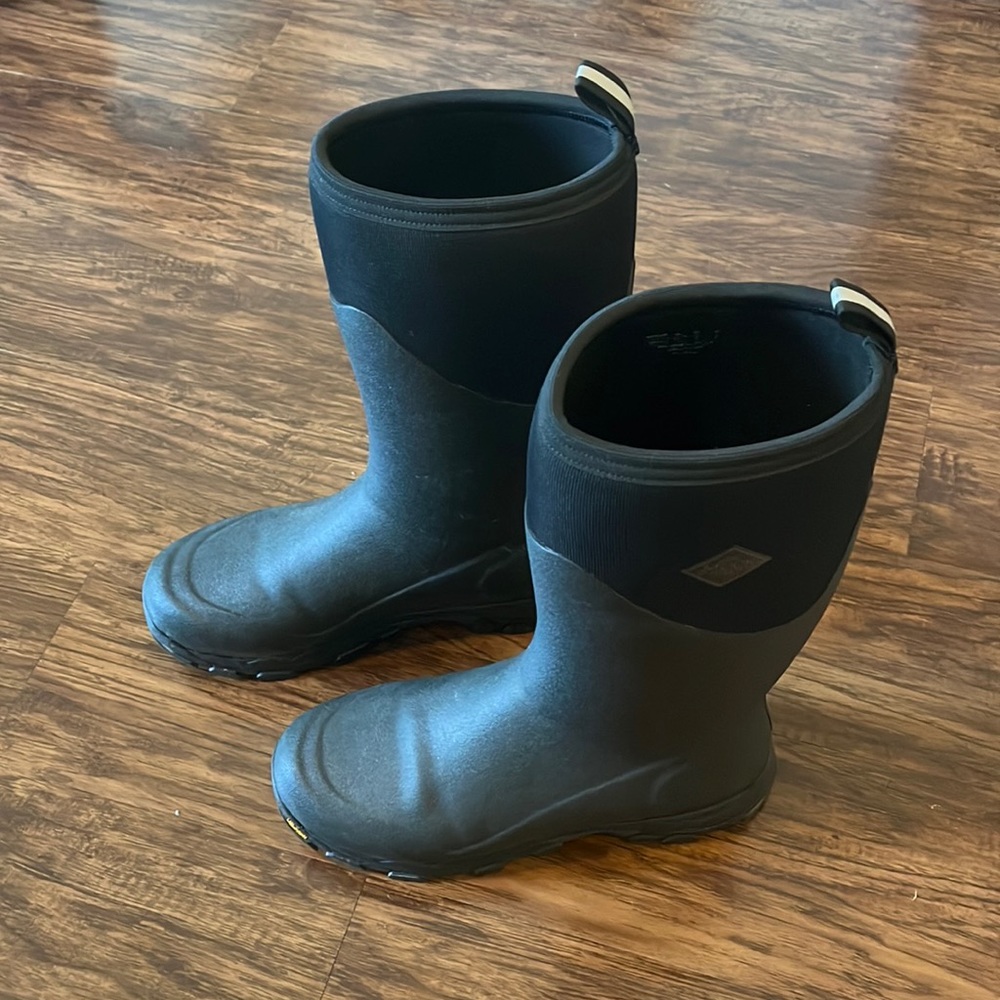 Muck Boots size 13 like new